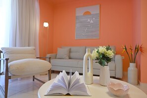 Apartment, 2 Schlafzimmer, Balkon, Stadtblick | Wohnbereich | Smart-TV