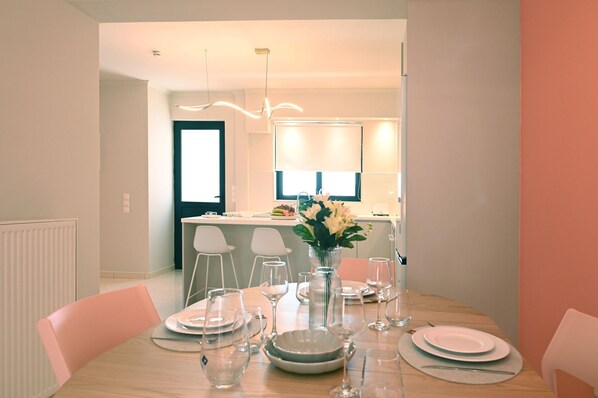 Apartment, 2 Bedrooms, Balcony, City View | Dining room