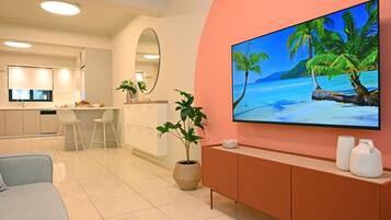 Apartament, 2 dormitoris, planta baixa | Sala d'estar | Televisor intel·ligent
