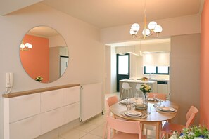 อพาร์ทเมนท์, 2 ห้องนอน, ระเบียง, วิวเมือง | ห้องรับประทานอาหาร