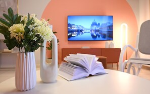 Appartamento, 2 camere da letto, balcone, vista città | Area soggiorno | Smart TV