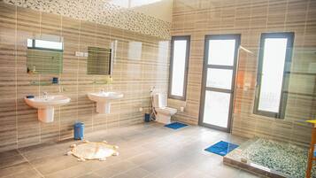 Doppia Signature, balcone, vista piscina | Bagno | Set di cortesia gratuito, asciugamani, sapone, shampoo