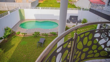 Quarto casal com design assinado, sacada, vista para a piscina | Terraço/pátio