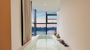 Kamar Double Mewah, pemandangan sungai | Kamar mandi | Perlengkapan mandi gratis, pengering rambut, sandal, dan handuk