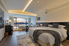 Kahden hengen grand-huone, jokinäköala | Työpöytä, kannettavalle tietokoneelle sopiva työtila, pimennysverhot