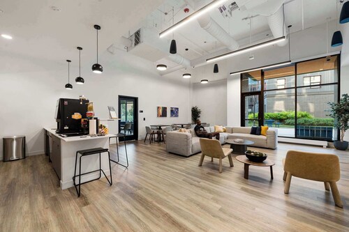 Cozy Studio Suite, Steps from River North & Shops