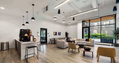 Cozy Studio Suite, Steps from River North & Shops