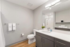 Dusch, miljövänliga toalettartiklar, hårtork och handdukar