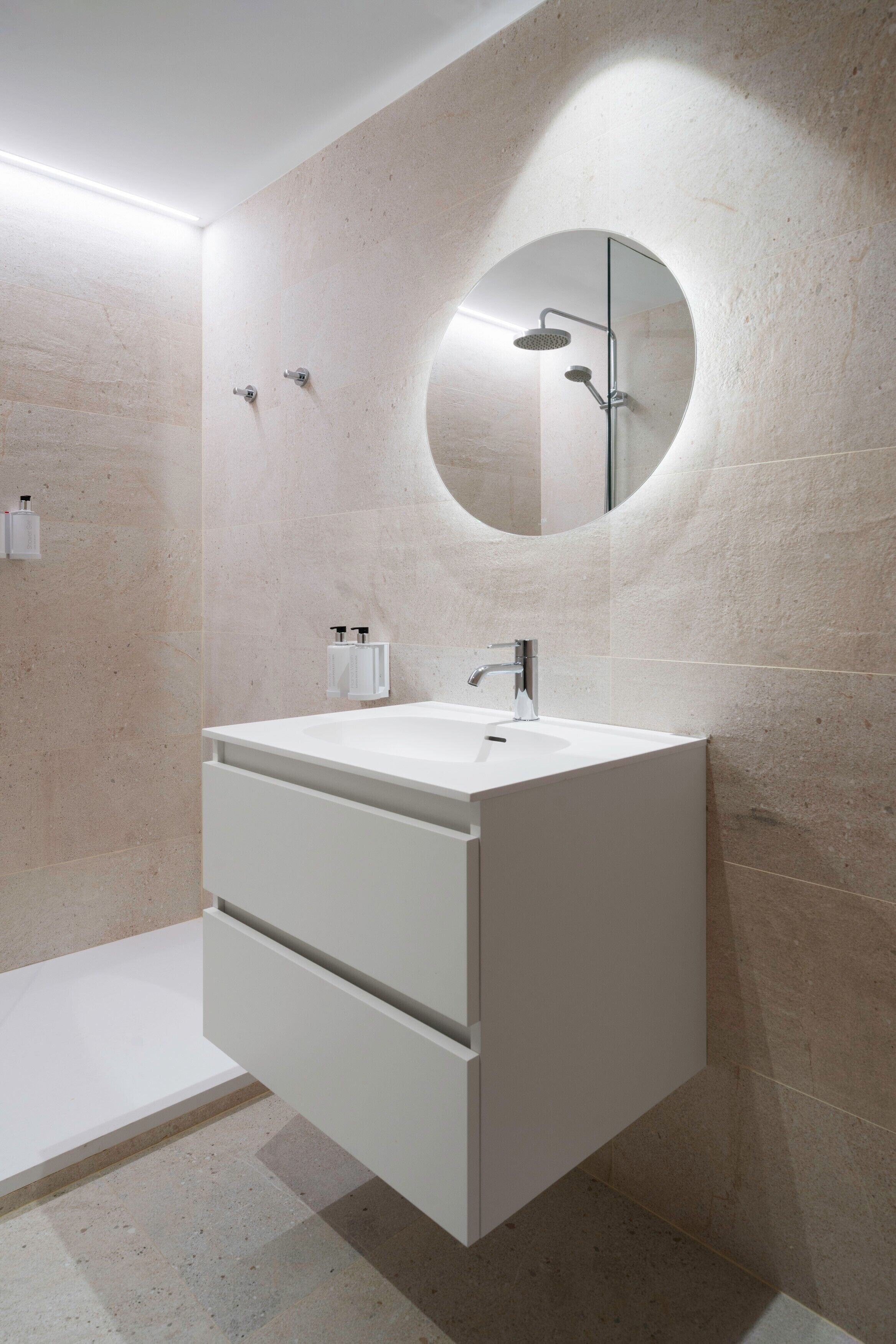 シャワー、ヘアドライヤー、タオル