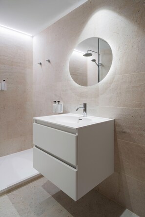 Bruser, hårtørrer, håndklæder