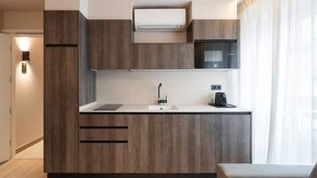 Réfrigérateur, micro-ondes, plaque de cuisson, cafetière/bouilloire