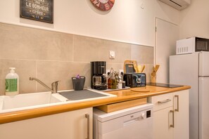 Fridge, microwave, stovetop, dishwasher