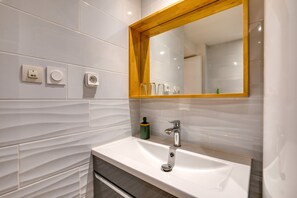 Shower - Studio "A La Bonne Franck'ette" with Private Terrace, Wi-Fi and Air Conditioning (Aspiran)
