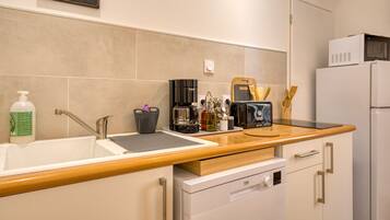 Réfrigérateur, micro-ondes, plaque de cuisson, lave-vaisselle