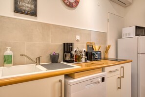 Réfrigérateur, micro-ondes, plaque de cuisson, lave-vaisselle