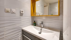 Bathroom - Studio "A La Bonne Franck'ette" with Private Terrace, Wi-Fi and Air Conditioning (Aspiran)
