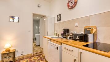 Een koelkast, een microgolfoven, een kookplaat, een vaatwasser