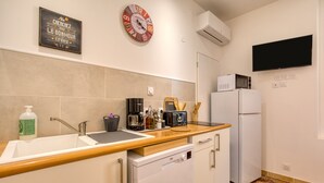 Private kitchen - Studio "A La Bonne Franck'ette" with Private Terrace, Wi-Fi and Air Conditioning (Aspiran)