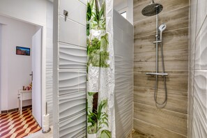 Shower, free toiletries