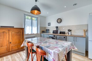 Frigorífico, microondas, placa de cocina y lavavajillas