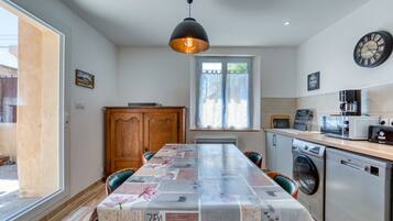 Réfrigérateur, micro-ondes, plaque de cuisson, lave-vaisselle