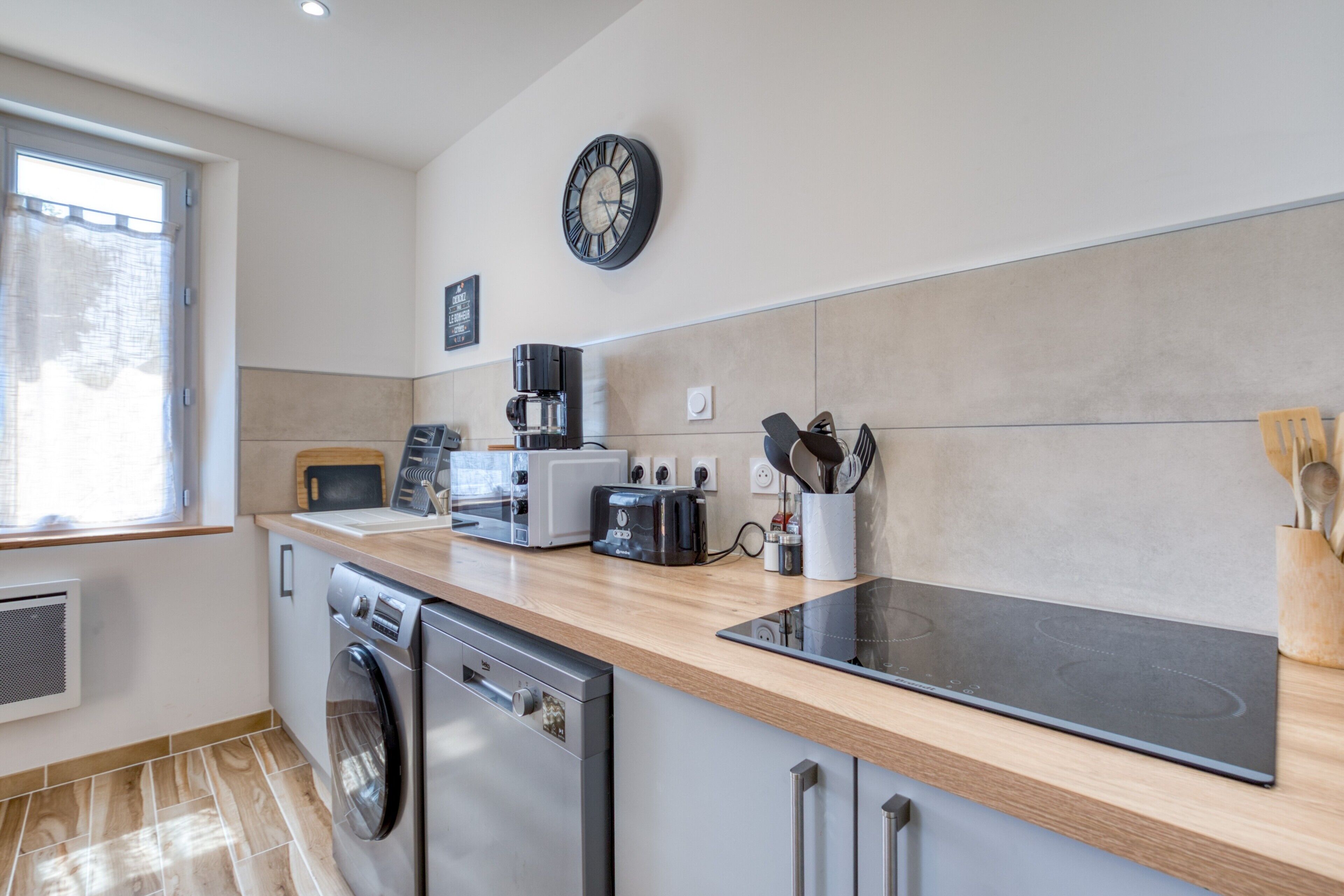 Een koelkast, een microgolfoven, een kookplaat, een vaatwasser