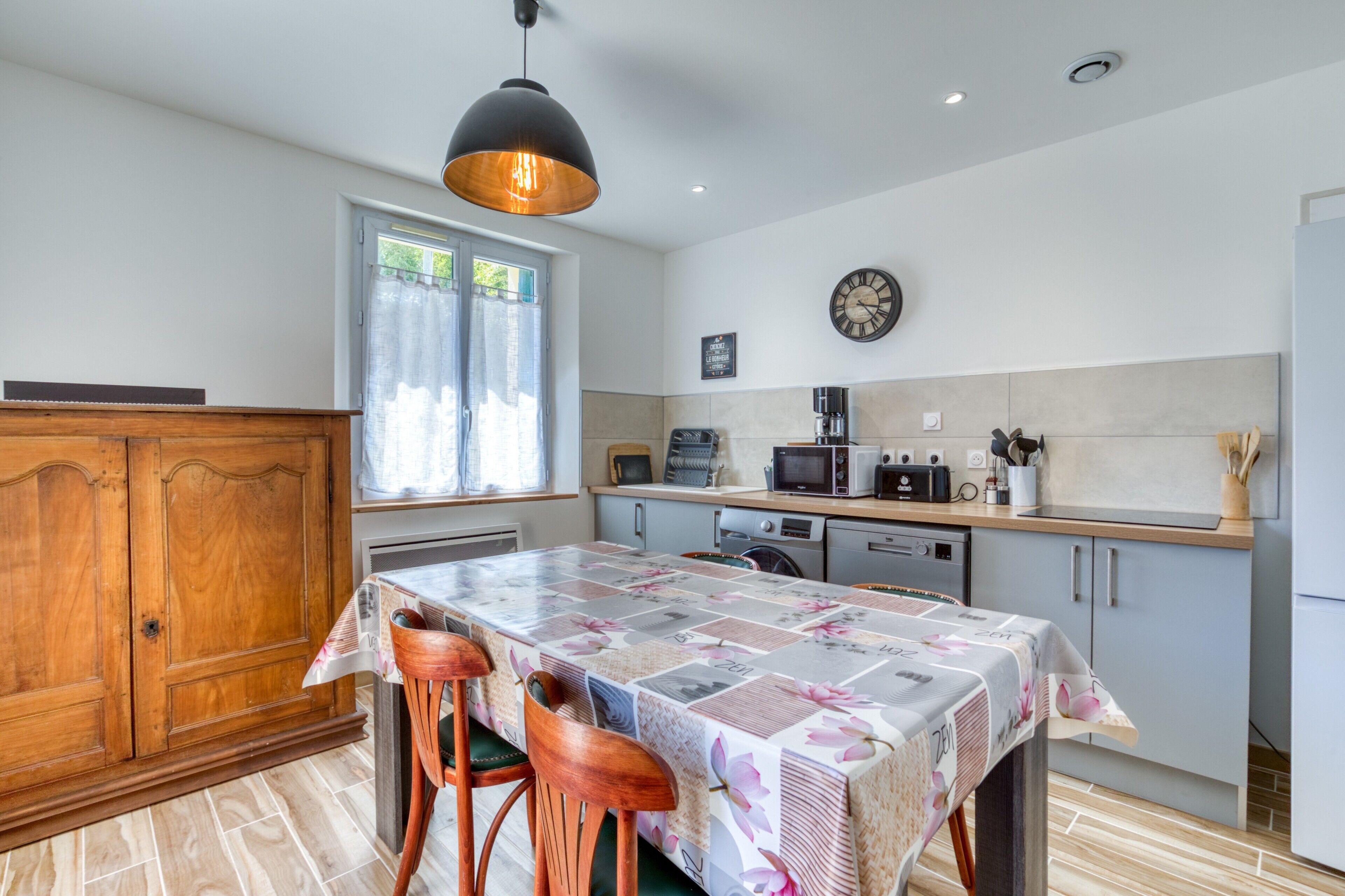 Een koelkast, een microgolfoven, een kookplaat, een vaatwasser