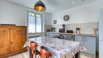 Een koelkast, een microgolfoven, een kookplaat, een vaatwasser