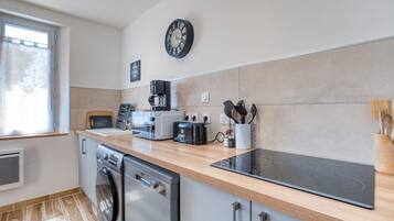 Een koelkast, een microgolfoven, een kookplaat, een vaatwasser