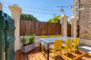 Outdoor dining - Holiday Home 'A La Bonne Franck'ette' with Shared Terrace, Wi-Fi and Air Conditioning (Aspiran)