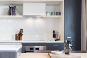 Kylskåp, ugn, diskmaskin och kaffe- och tebryggare