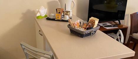 Studio Classique, vue ville | Restauration dans la chambre