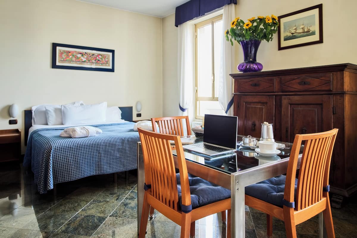 Monolocale con vista giardino | Két bảo mật tại phòng, bàn ủi/dụng cụ ủi quần áo