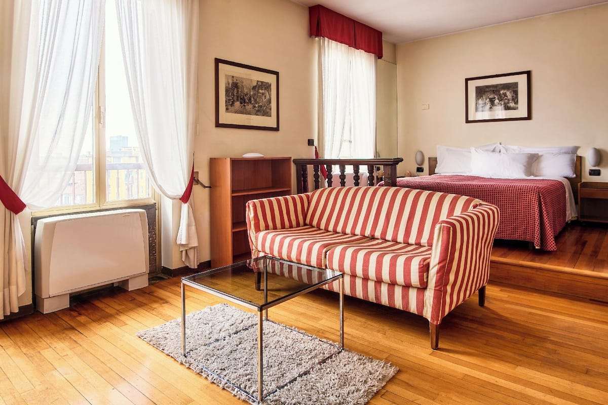 Monolocale vista strada | Két bảo mật tại phòng, bàn ủi/dụng cụ ủi quần áo