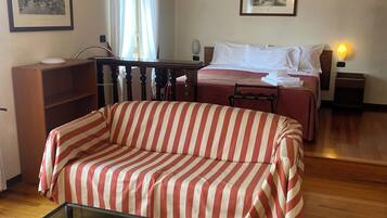 Monolocale Classic, vista città | Una cassaforte in camera, ferro/asse da stiro, Wi-Fi gratuito