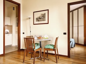 Bilocale con vista strada | Caja fuerte, tabla de planchar con plancha, wifi gratis y ropa de cama