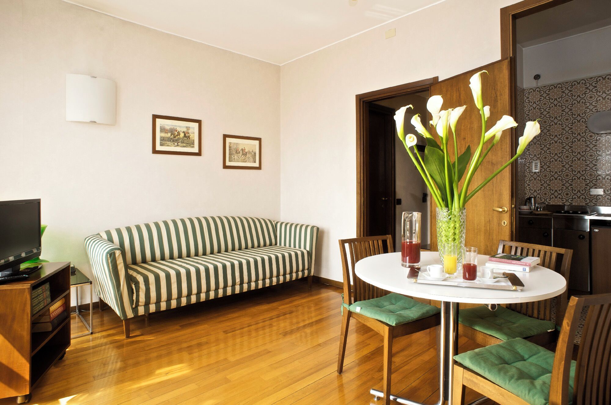 Bilocale con vista strada | Eget kjøkken | Kjøleskap, mikrobølgeovn, kokeplater og kjøkkenutstyr