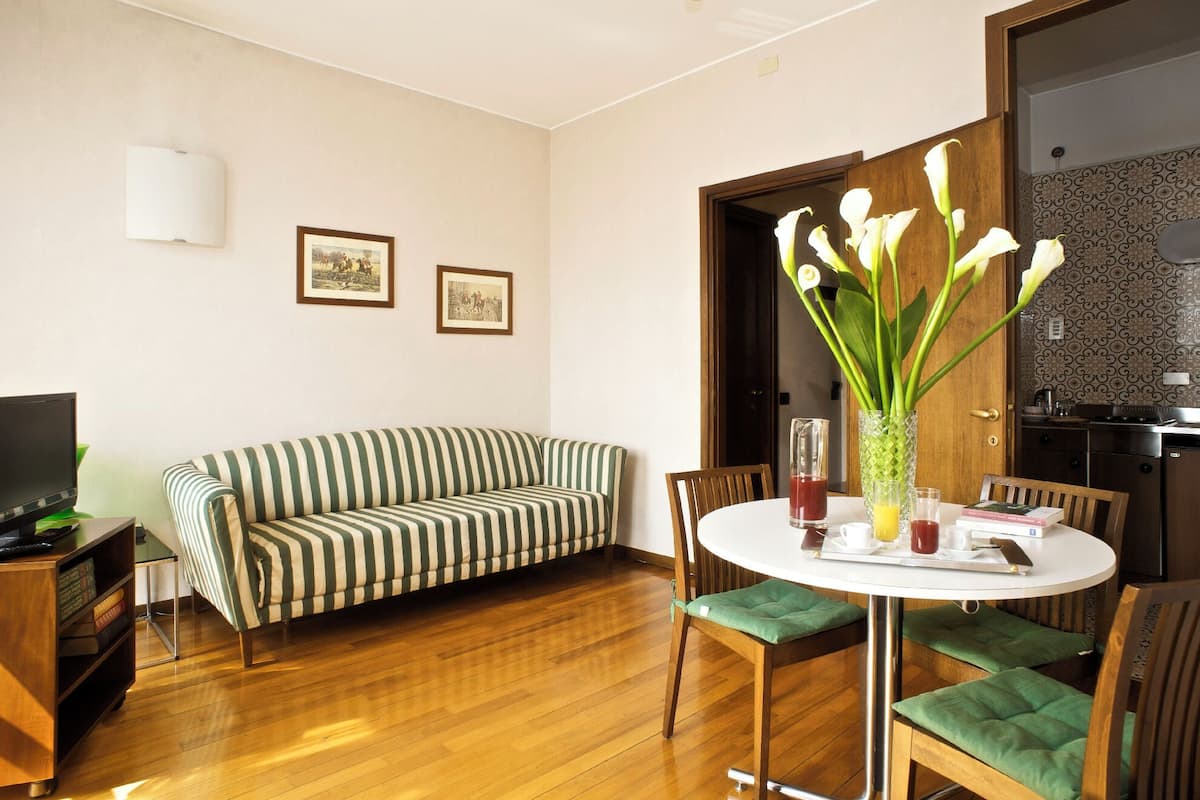 Bilocale con vista strada | Bếp riêng | Tủ lạnh, lò vi sóng, bếp nấu, dụng cụ nấu nướng/bát dĩa/dao nĩa