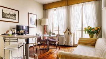 Bilocale con vista giardino | Coin séjour