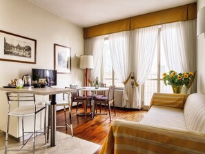 Bilocale con vista giardino | Oppholdsområde | En 30-tommers smart-TV med Parabol-TV