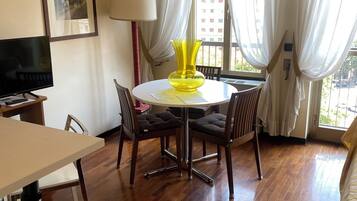 Classic Studio, City View | Living area