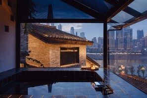 Panoramic-Doppelzimmer, Balkon, Flussblick | Badezimmer | Kostenlose Toilettenartikel, Haartrockner, Bademäntel, Hausschuhe