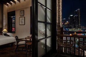 Quarto casal romântico, sacada, vista para o rio | Roupas de cama premium, edredons de pluma