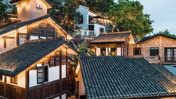Un edificio tradicional japonés con varios niveles, vigas de madera y techos de tejas.