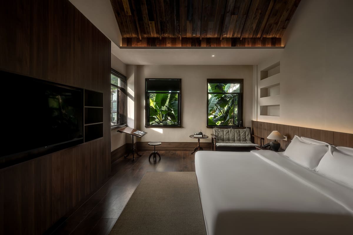 Premier-Doppelzimmer, Whirlpool, Flussblick | Hochwertige Bettwaren, Daunenbettdecken