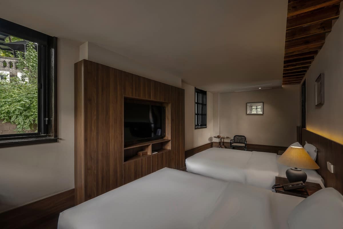 Signature-Zweibettzimmer, Terrasse, Hügelblick | Hochwertige Bettwaren, Daunenbettdecken