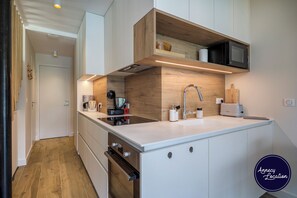 Fridge, oven, dishwasher, coffee/tea maker