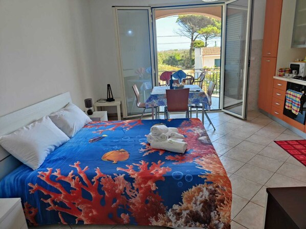 1 habitación, tabla de planchar con plancha, wifi gratis y ropa de cama 