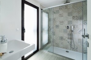 Ducha, secador de pelo y bidé