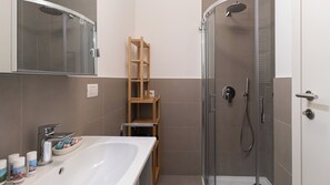 Appartement (1 Bedroom) | Badkamer | Een douche, een bidet